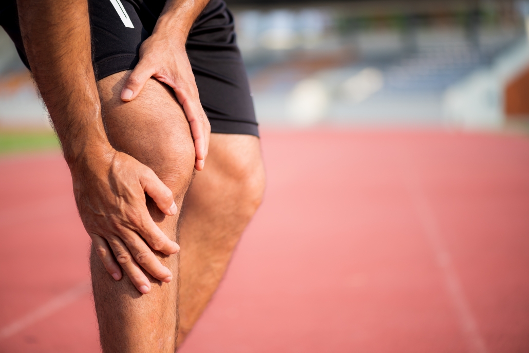 Runner experiencing knee pain image.